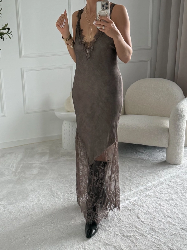 Sukienka damska maxi z koronką SELIN taupe – Noelia, cała sylwetka