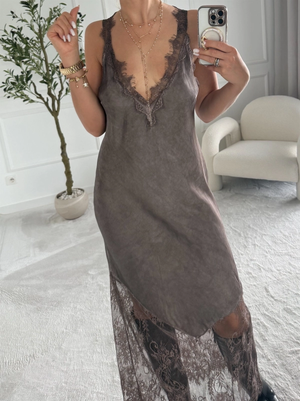 Sukienka damska maxi z koronką SELIN taupe – Noelia, dekolt z koronką