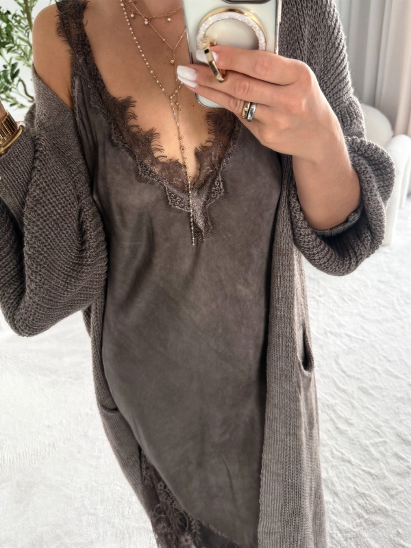 Sukienka damska maxi z koronką SELIN taupe – Noelia, dekolt, z kardiganem MAYA