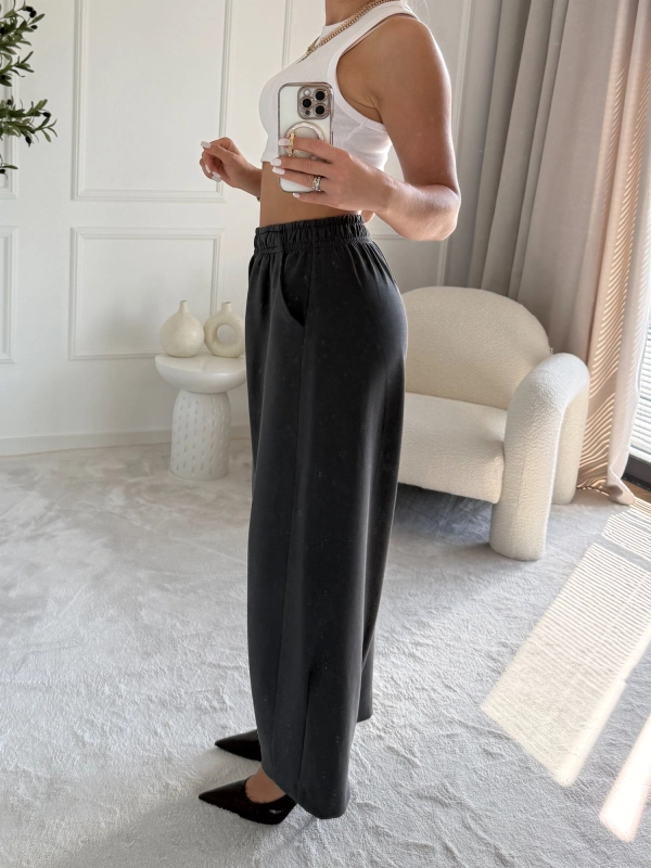 Spodnie damskie szerokie na gumce ARIA grafit – Noelia, z boku