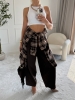Koszula damska w kratę oversize FRIDA brąz – Noelia, zawiązana w pasie, cała sylwetka