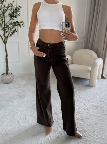 Jeansy damskie szerokie DANA brąz – Noelia, przód, ręka w kieszeni