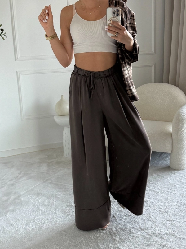Spodnie damskie szerokie z mankietem KORA mokka – Noelia, w ruchu