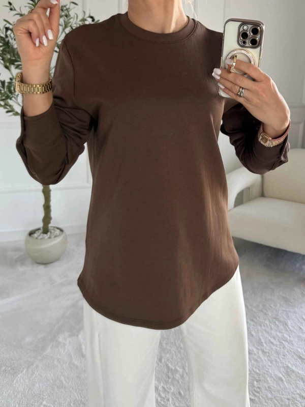 Longsleeve damski oversize ZURI czekolada – Noelia, przód, ręka uniesiona