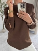 Longsleeve damski oversize ZURI czekolada – Noelia, mankiet z rozcięciem, zbliżenie