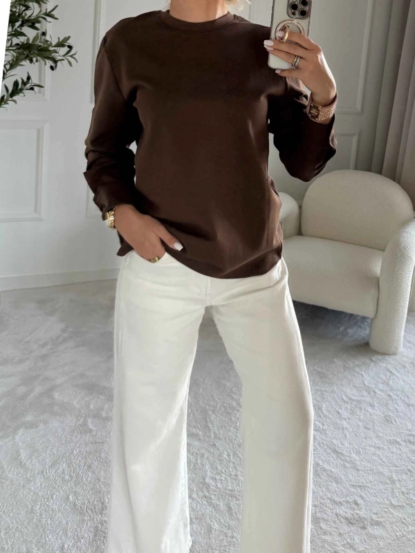 Longsleeve damski oversize ZURI czekolada – Noelia, cała sylwetka