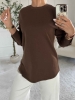 Longsleeve damski oversize ZURI czekolada – Noelia, przód, białe jeansy