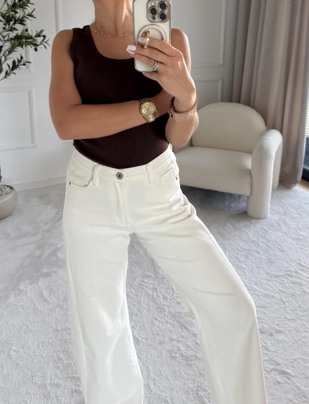 Top damski w prążki bez rękawów ROMY czekolada – Noelia, w ruchu