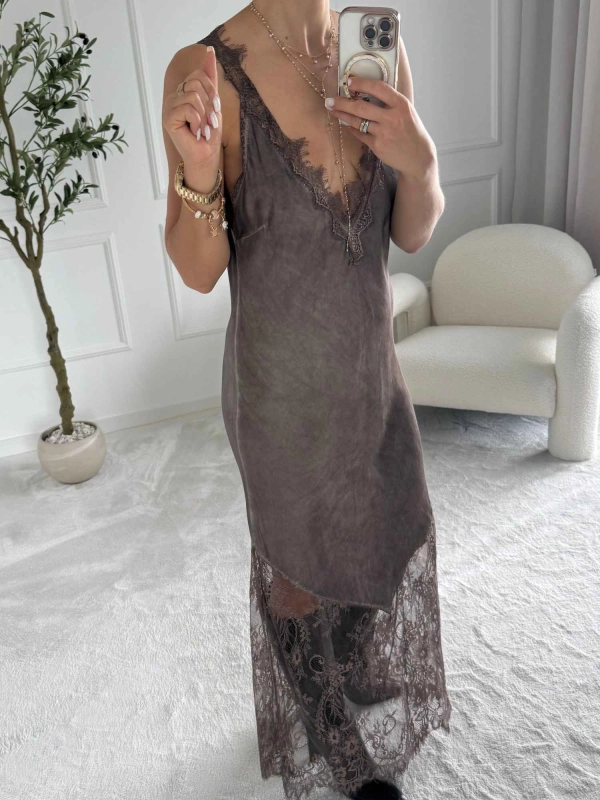 Sukienka damska maxi z koronką SELIN taupe – Noelia, przód, koronkowy dół