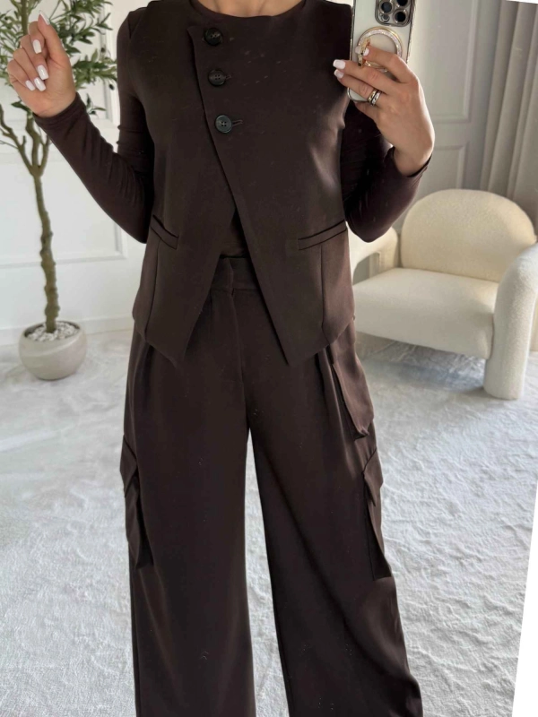 Komplet damski kamizelka i spodnie cargo JUNO czekolada – Noelia, przód, total look