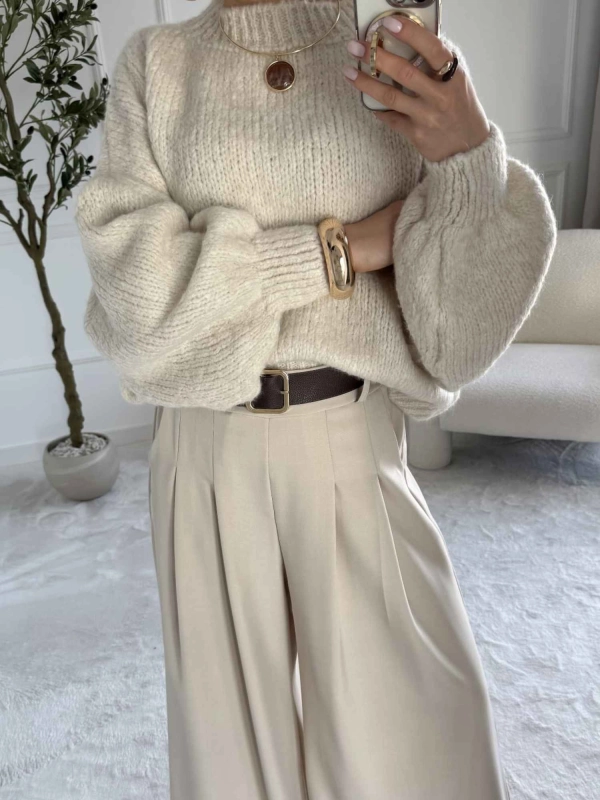 Sweter damski oversize ecru – miękki, ciepły — zdjęcie 2