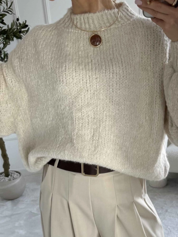 Sweter damski oversize ecru – miękki, ciepły — zdjęcie 3