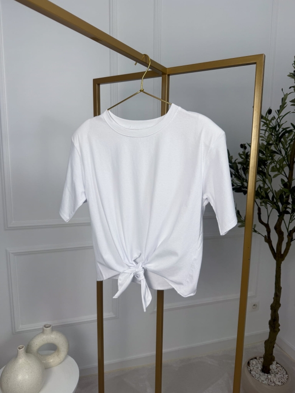 Biały T-shirt damski z wydłużonym przodem Noelia